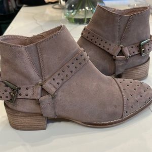 Seychelles Ladies Ankle Boots. brass hardware Taupe color size 7 Side zipper.